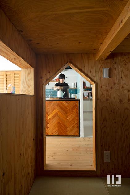 「こだわりのヘリンボーンと色で創る家族の空間」のキッチン