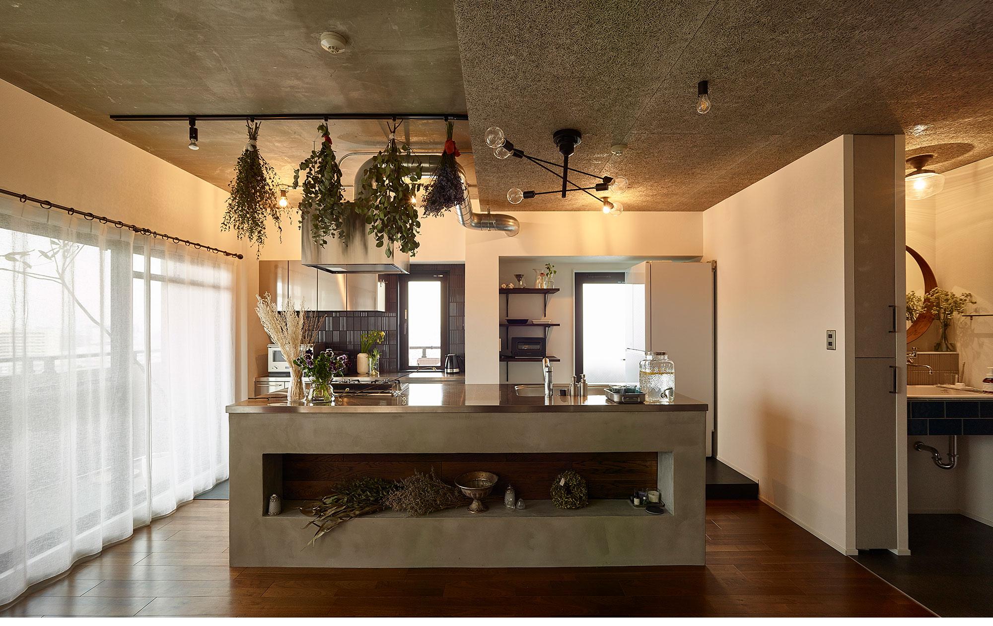 「モルタルキッチンが映えるドライフラワーのある暮らし」のリビングダイニング