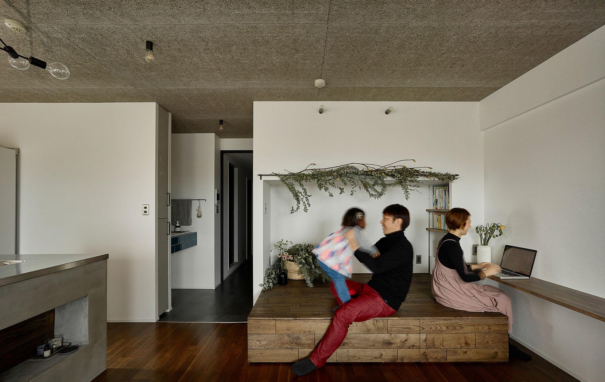 「モルタルキッチンが映えるドライフラワーのある暮らし」のリビングダイニング