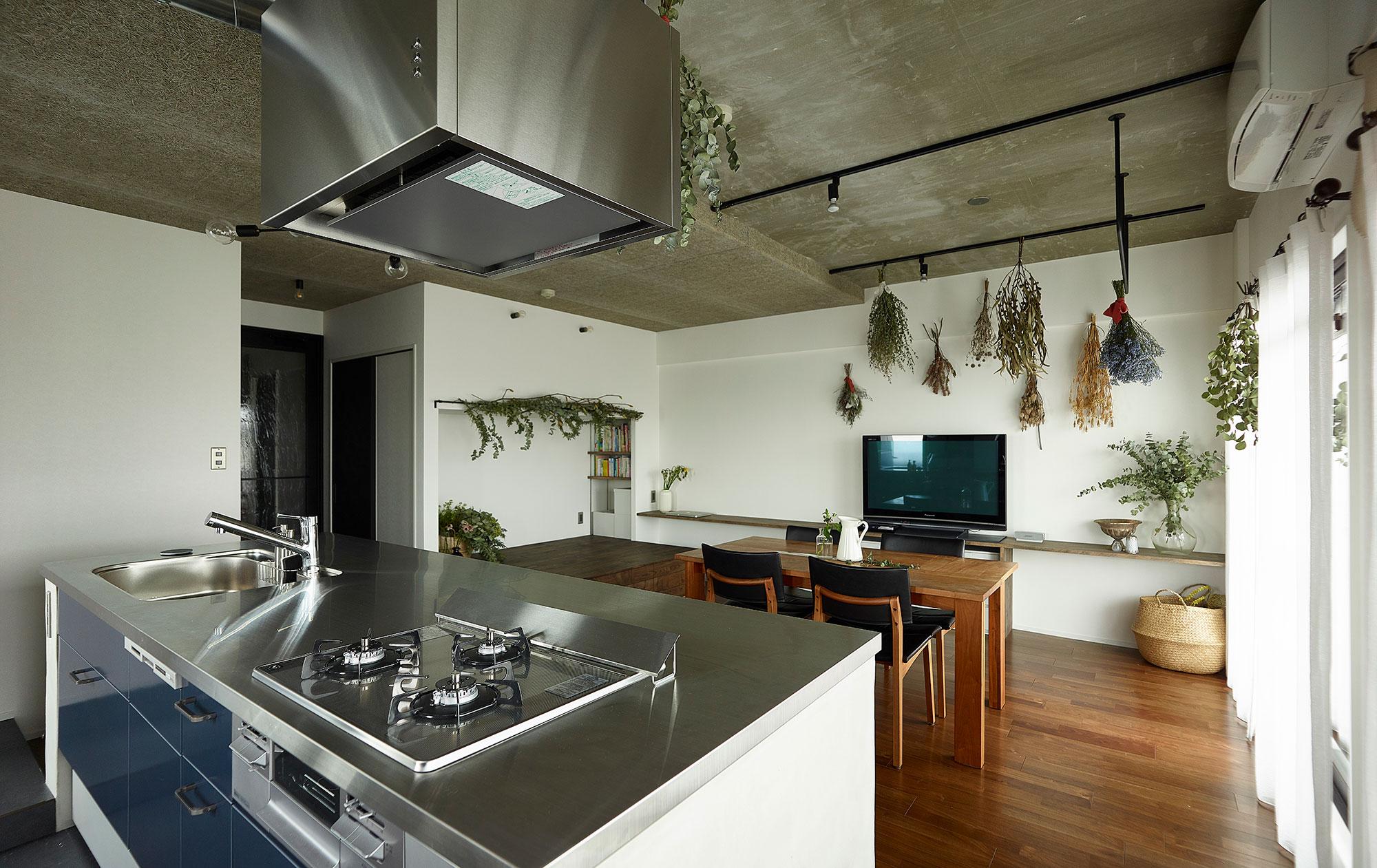 「モルタルキッチンが映えるドライフラワーのある暮らし」のキッチン