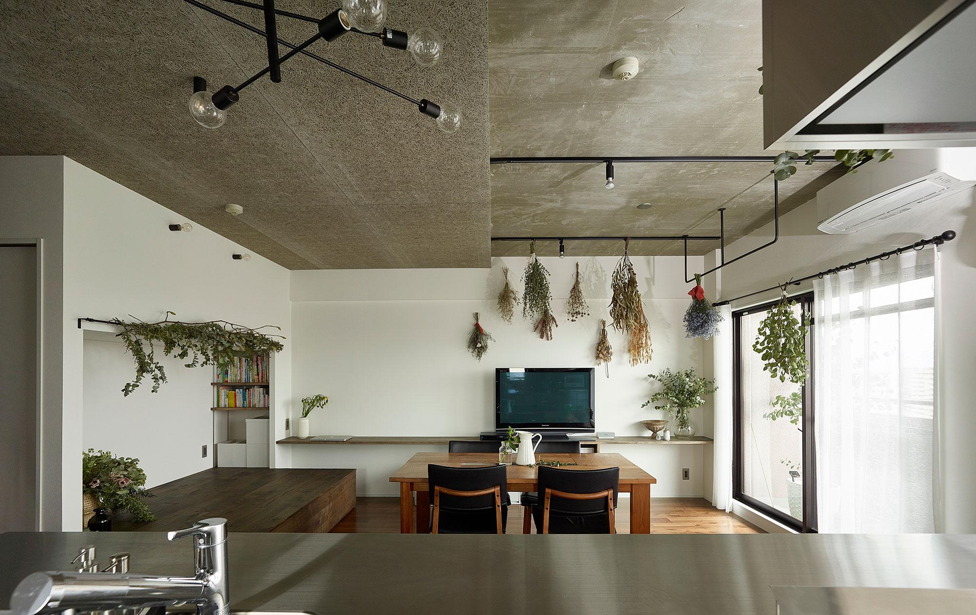 「モルタルキッチンが映えるドライフラワーのある暮らし」のキッチン