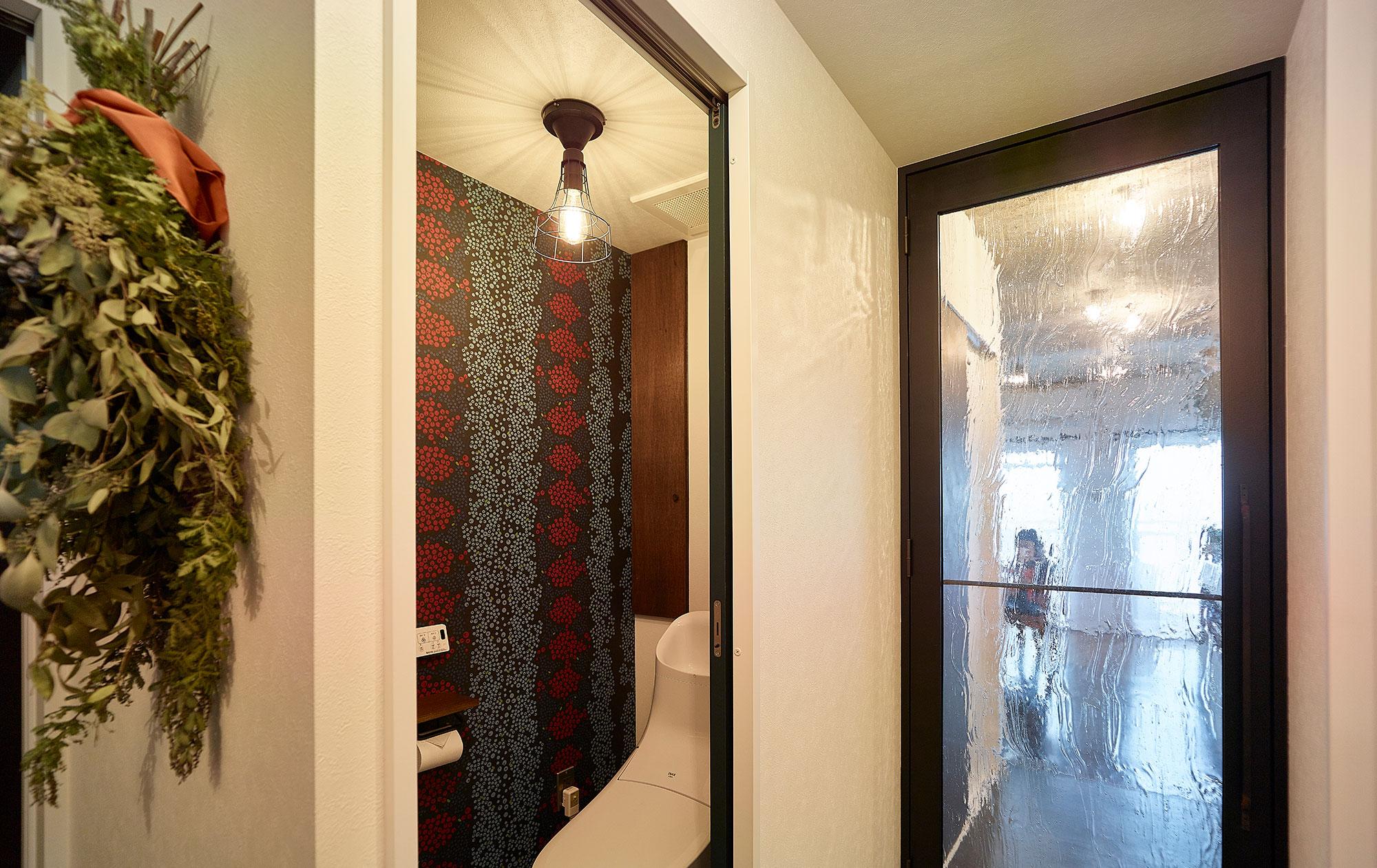 「モルタルキッチンが映えるドライフラワーのある暮らし」のお風呂・洗面所・トイレ