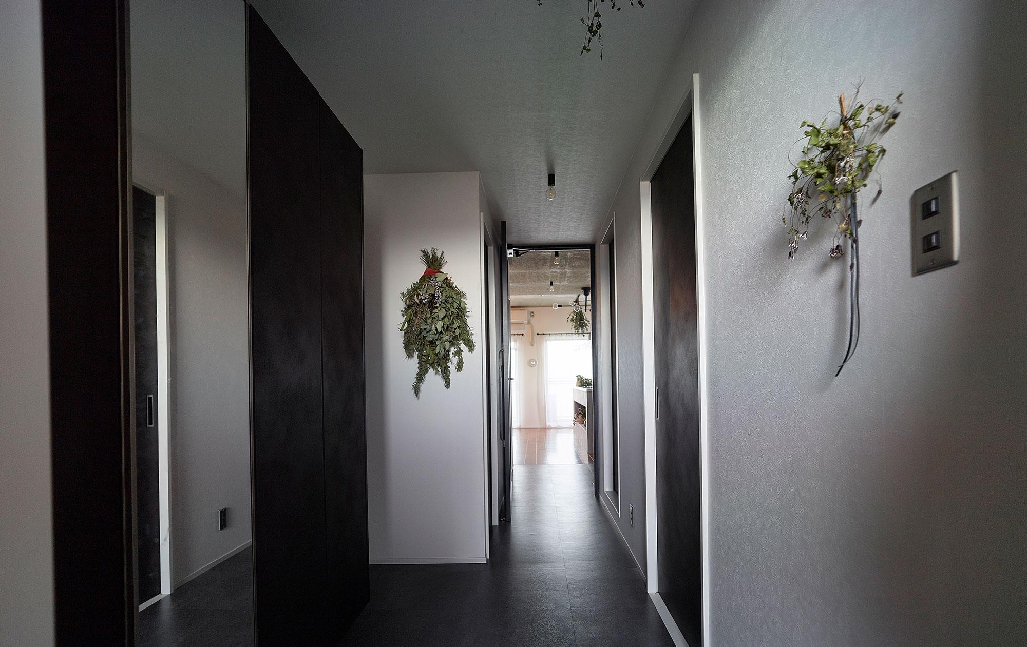 「モルタルキッチンが映えるドライフラワーのある暮らし」の玄関・土間