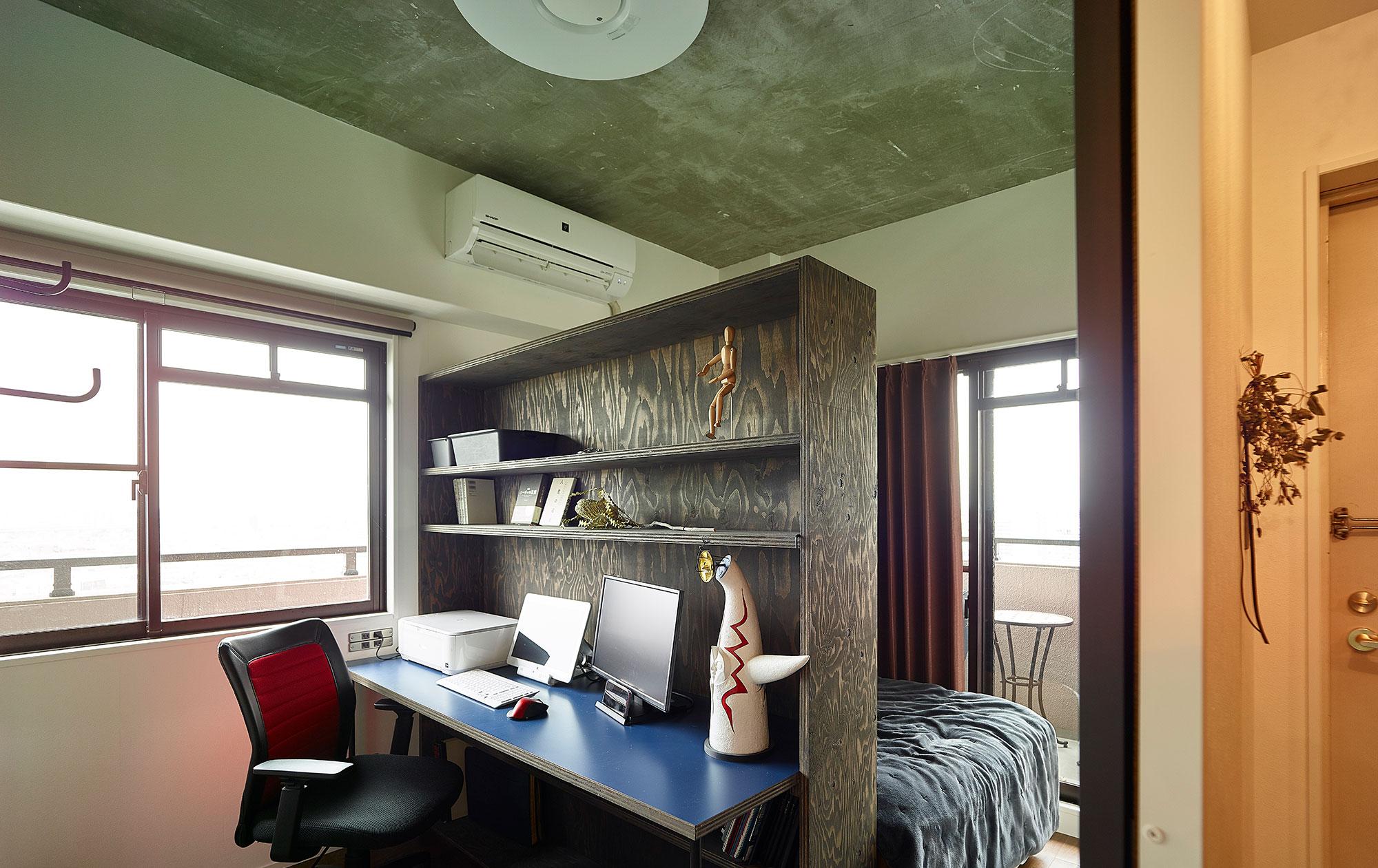 「モルタルキッチンが映えるドライフラワーのある暮らし」の書斎