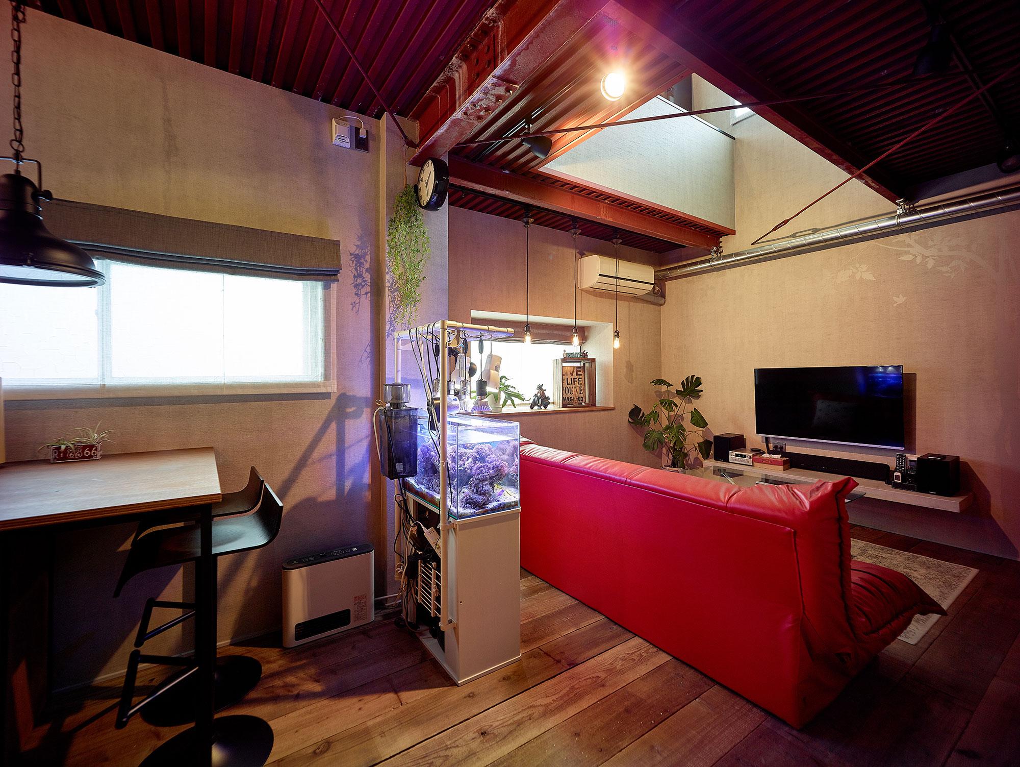 「古材仕立ての秘密基地」のリビングダイニング