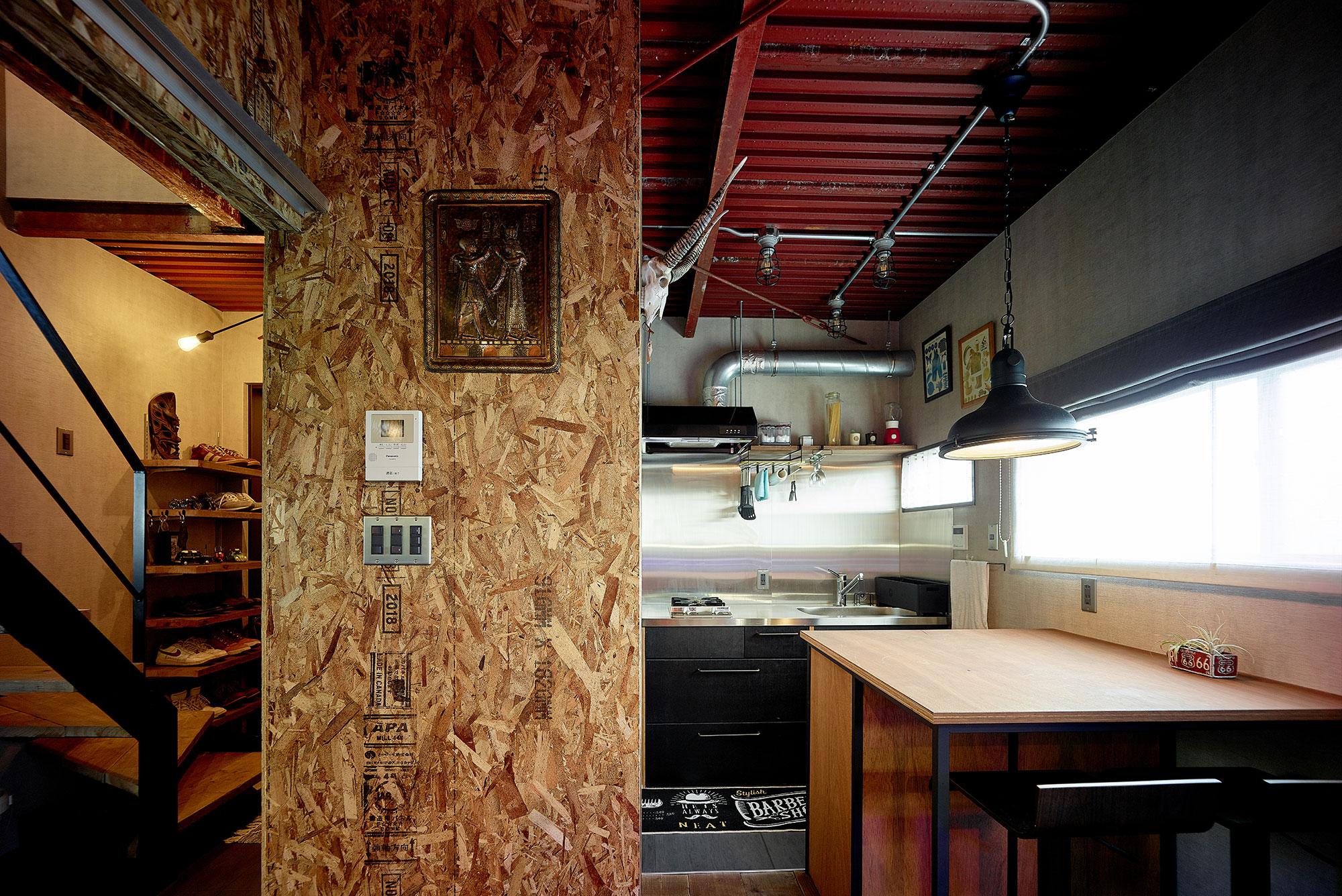 「古材仕立ての秘密基地」のキッチン