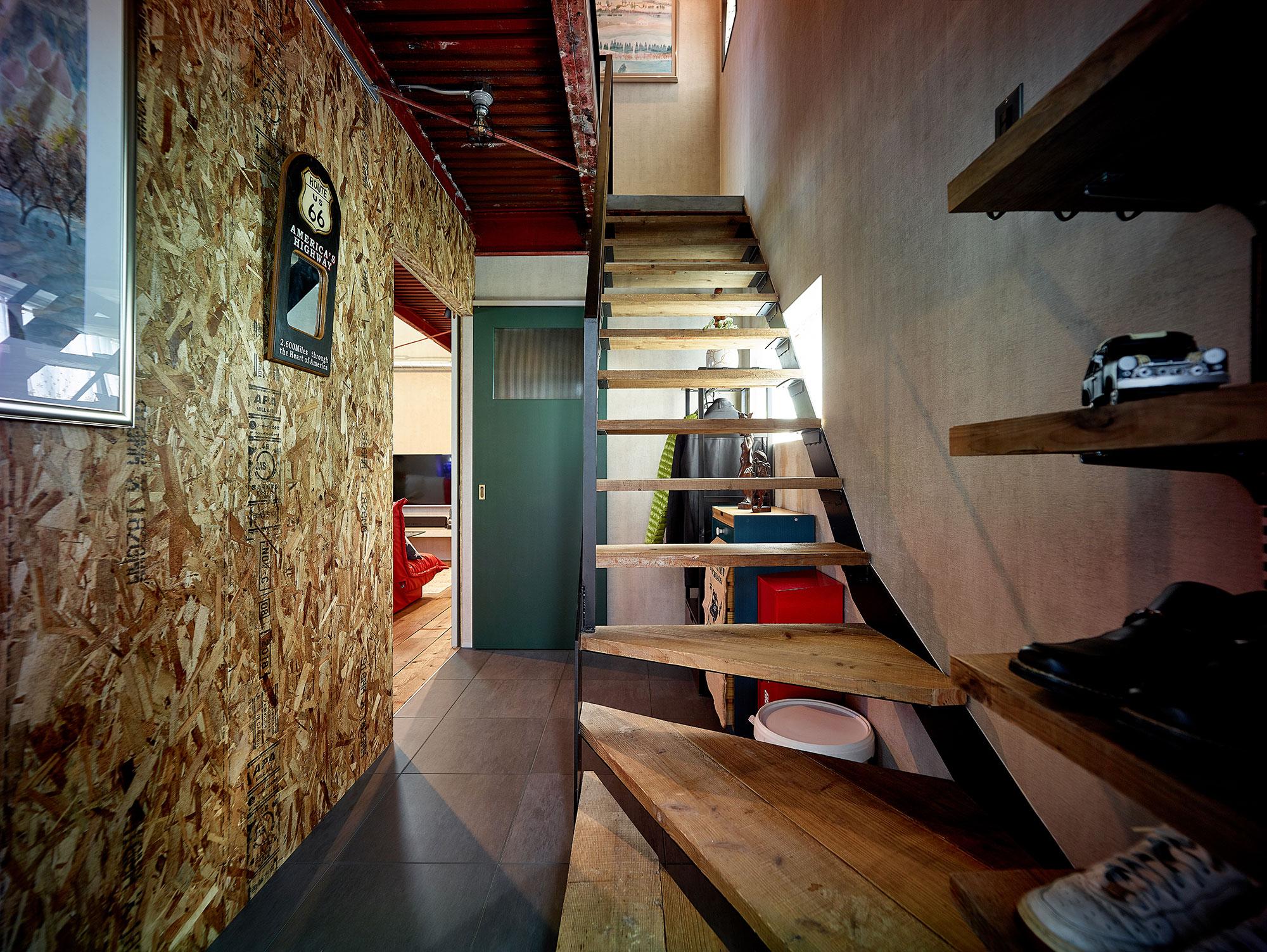 「古材仕立ての秘密基地」の玄関・土間