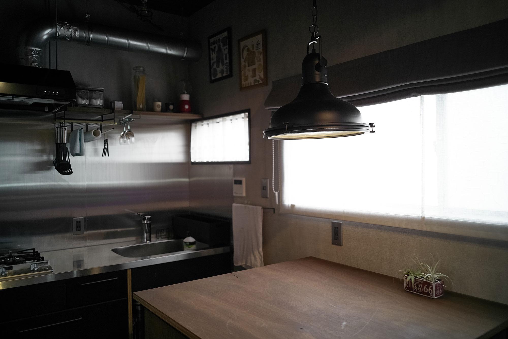 「古材仕立ての秘密基地」のキッチン