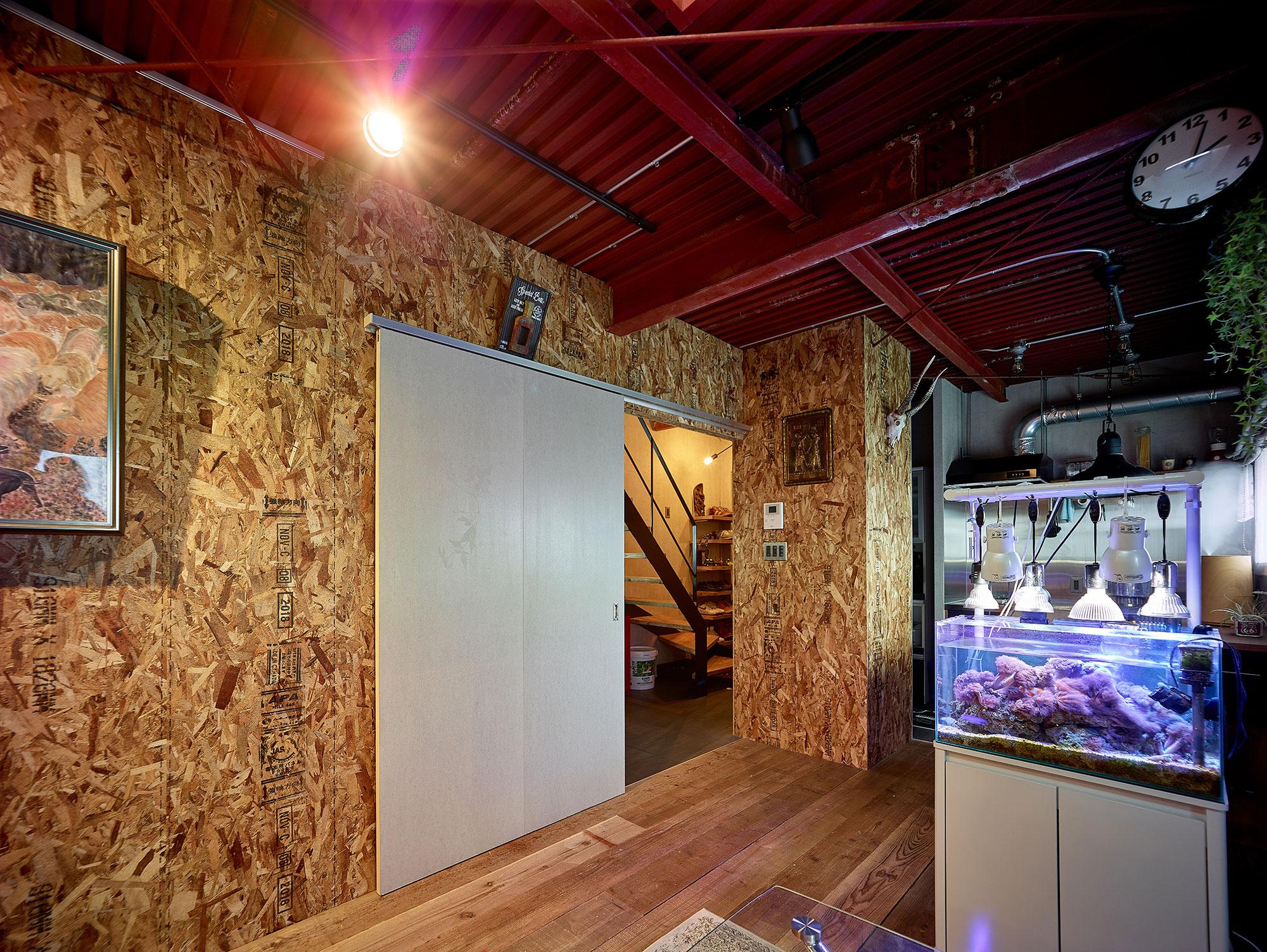 「古材仕立ての秘密基地」のリビングダイニング