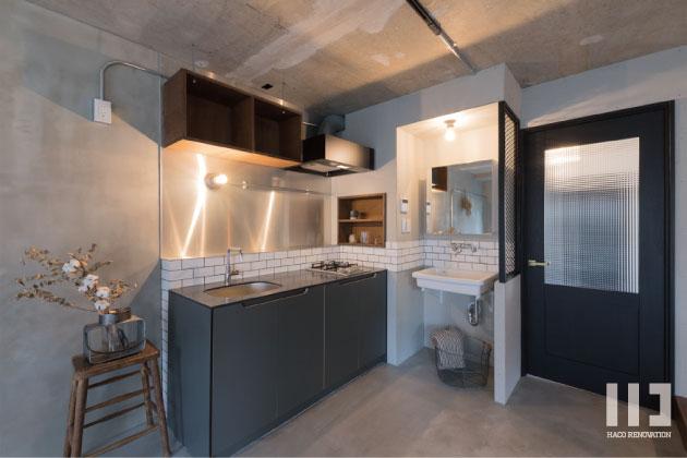 キッチンの隣に洗面スペースを配置。