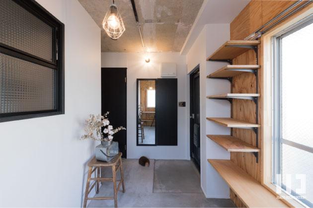 玄関スペースには全身鏡も設置しています。