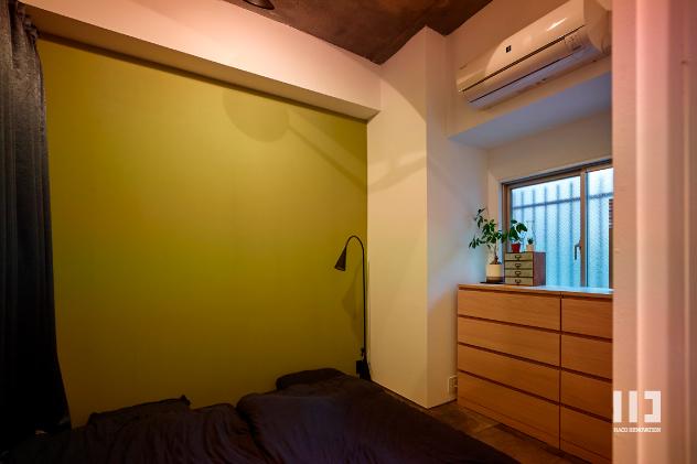 「異素材に囲まれたダイナミックなおうち」のベッドルーム。