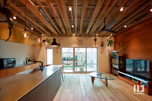 天井に設けた杉の木製ルーバーが部屋に奥行きを与えてくれます。