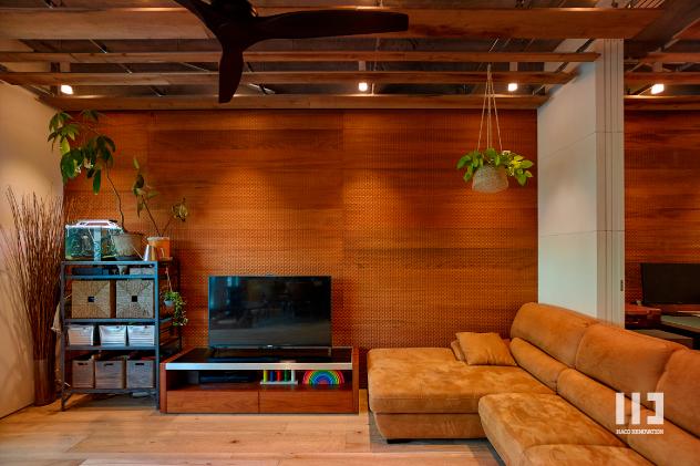 リビングの壁一面には、なぐり加工を施したチーク材を採用。