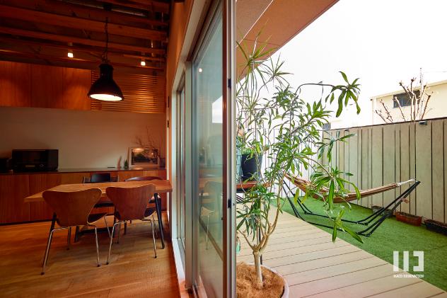 お庭から明るい日差しの差し込むリビング。塀やデッキはI様がDIYで造作されました。