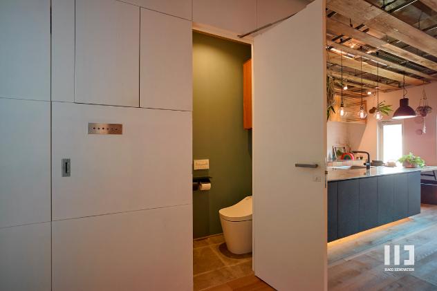 ラワンベニヤの目透かし貼りで、ドアや収納をフラットに一体化してくれます。