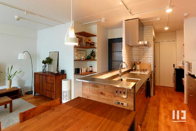 ステンレス製のカップボードはキッチンと統一させてすっきりと。