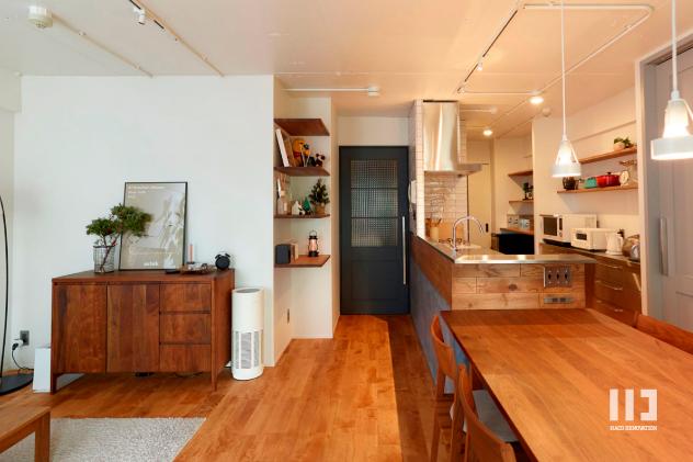 床面は節や木目が目立たないバーチの無垢材をセレクト。