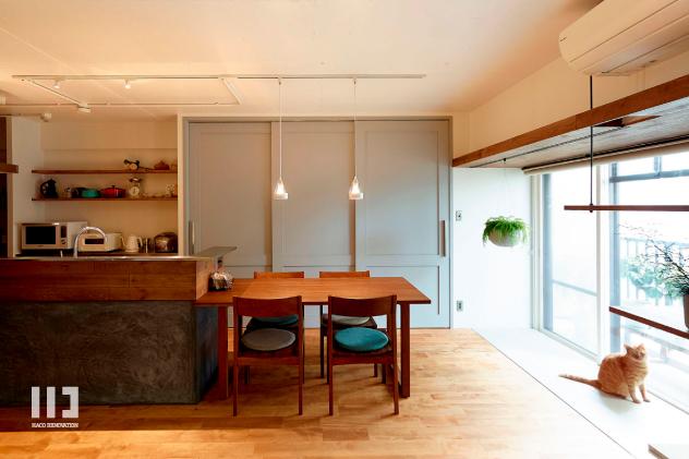 明るい日差しが差し込むダイニングスぺース。