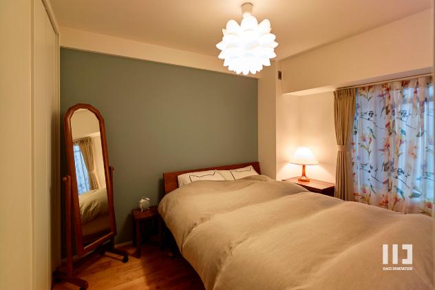 こだわりの照明が映えるベッドルーム。