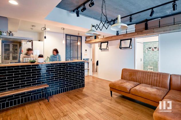 落ち着いた色味に着色した栗の無垢フローリングを採用。