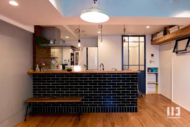 茶色と黒のタイルで彩られたキッチン