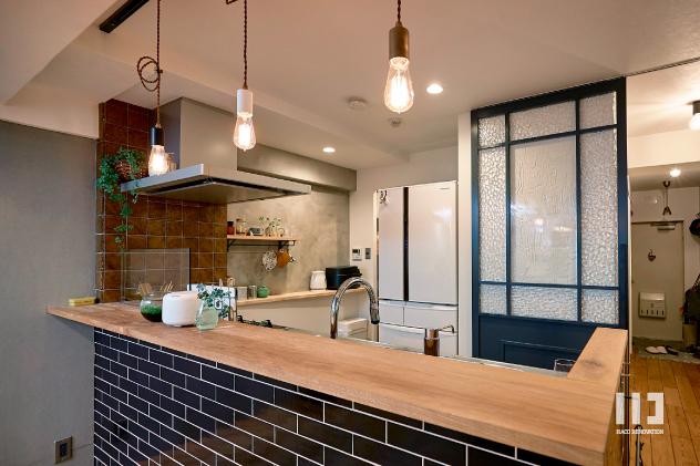 リビングの扉は様々な表情のガラスを組み合せ造作。