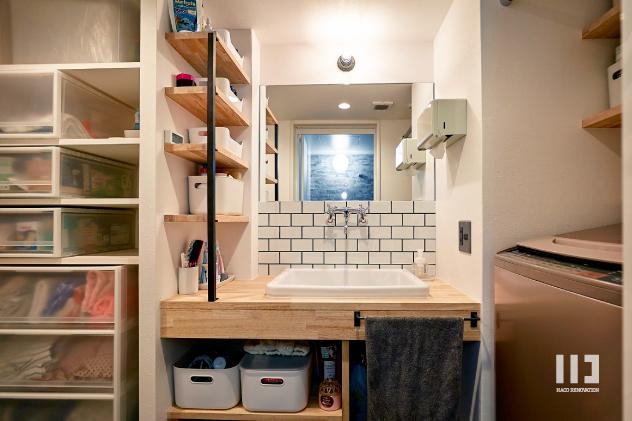 「家族の笑顔が集まる賑やかハウス」の洗面所