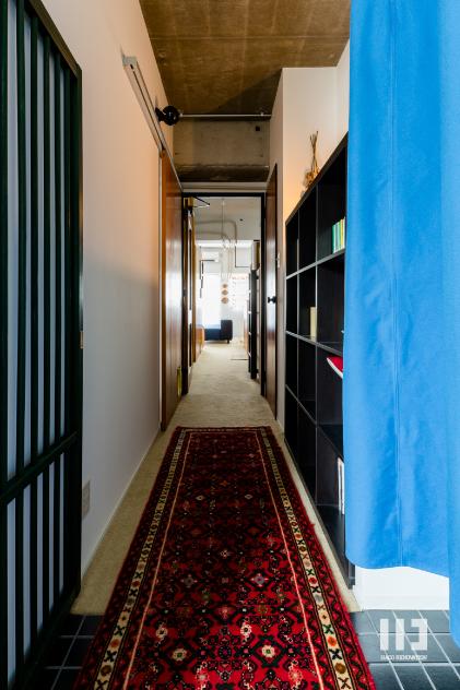 玄関から続くカーペット。