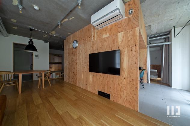 空間の中心にある構造用合板のコア。