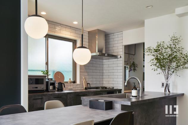 家族とコミュニケーションのとりやすいオープンキッチンへ。