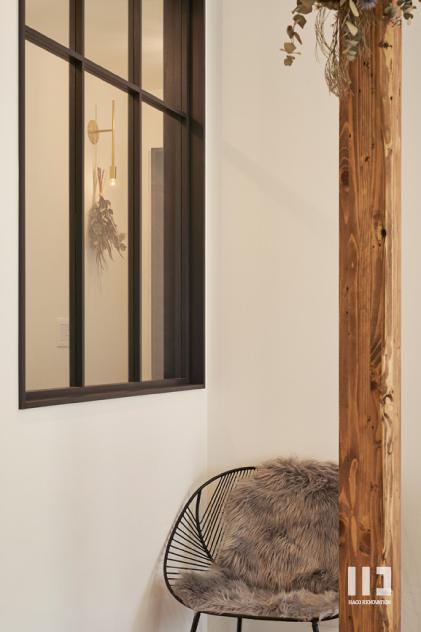 リビングの柱は構造上抜けず残すことに。すっきりとシックな空間の中に味わい深さが加わりました。