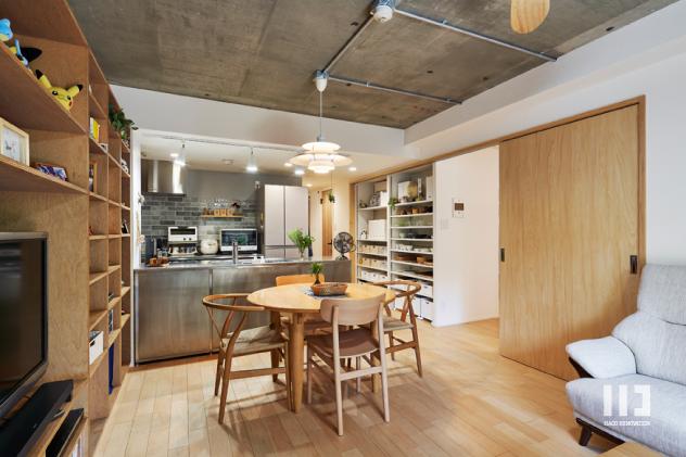 「ヒトのイドコロ・モノのイドコロ」のリビングダイニング