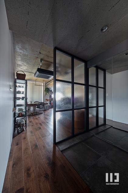 「クールな装い」の玄関