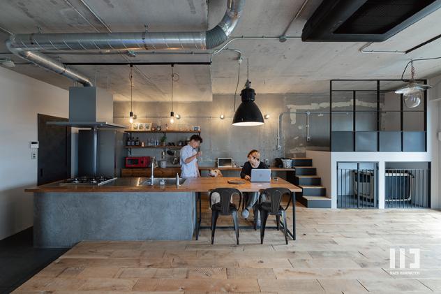 「変化を刻むインダストリアル」のキッチン・ダイニング