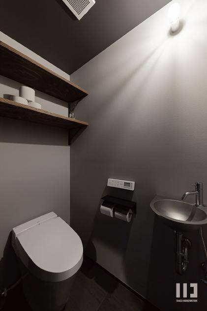 「変化を刻むインダストリアル」のトイレ