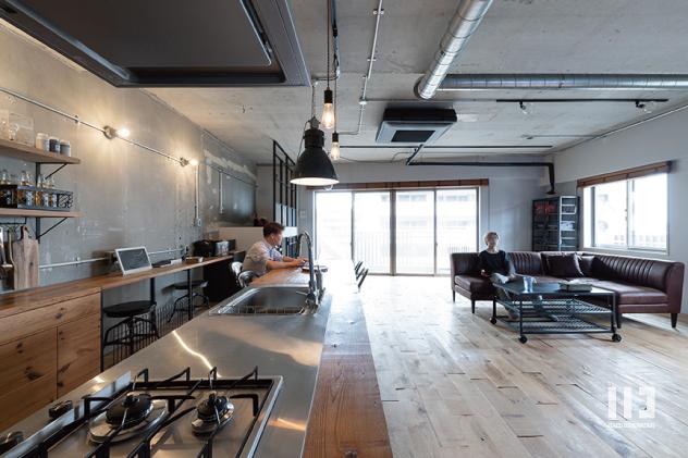 「変化を刻むインダストリアル」のリビングダイニング