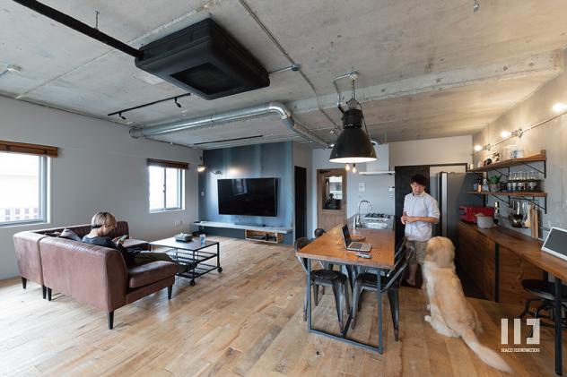 「変化を刻むインダストリアル」のキッチン・リビング