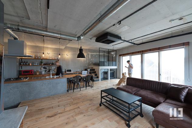 「変化を刻むインダストリアル」のリビングダイニング