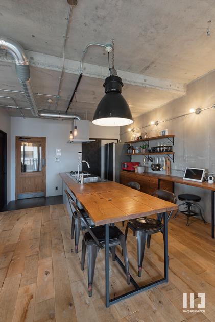 「変化を刻むインダストリアル」のキッチン