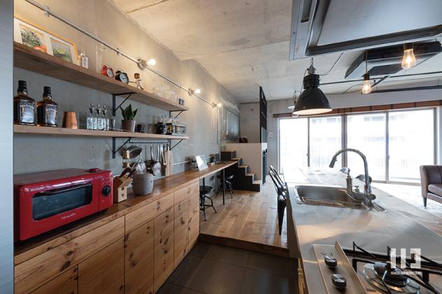 「変化を刻むインダストリアル」のキッチン