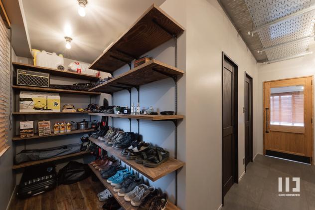 「変化を刻むインダストリアル」の玄関土間