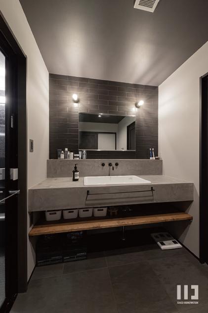 「変化を刻むインダストリアル」の洗面所