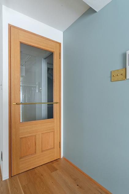 「自然体で気持ち良いおうち」の造作扉