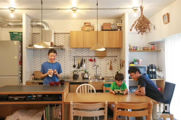 「キッチンに集う、家族の風景」のキッチン