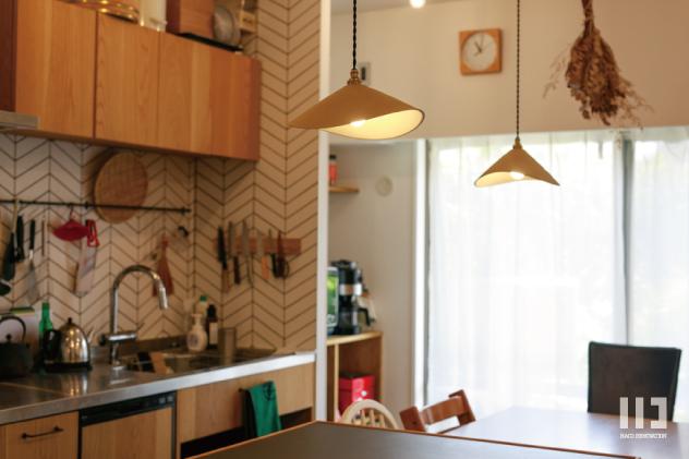 「キッチンに集う、家族の風景」のキッチン