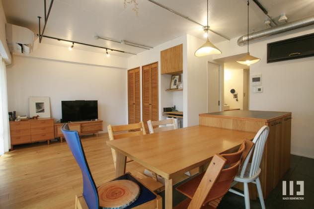 「キッチンに集う、家族の風景」のリビングダイニング