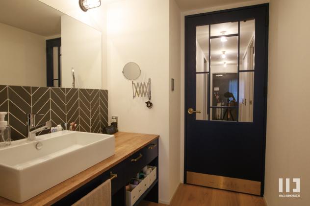 「キッチンに集う、家族の風景」の洗面所