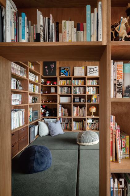 「並べる家」の造作本棚＆にじり口のような出入口