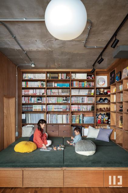 「並べる家」の小上がりスペース＆造作本棚